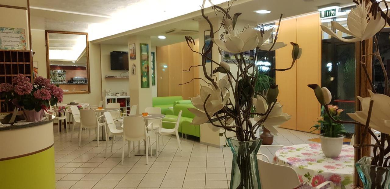 Hotel La Falena Cervia Extérieur photo