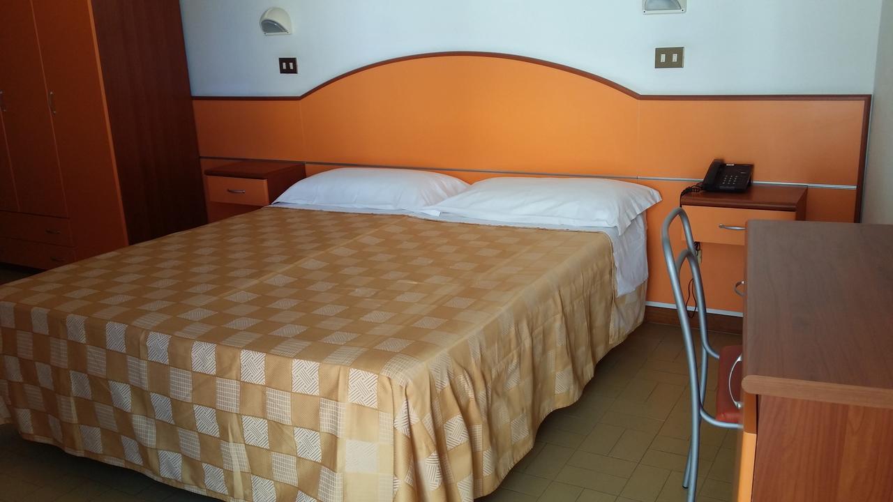 Hotel La Falena Cervia Extérieur photo