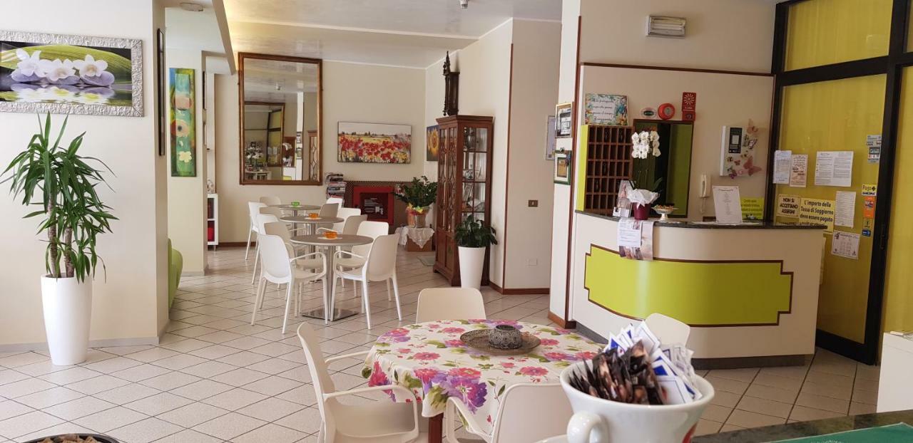 Hotel La Falena Cervia Extérieur photo